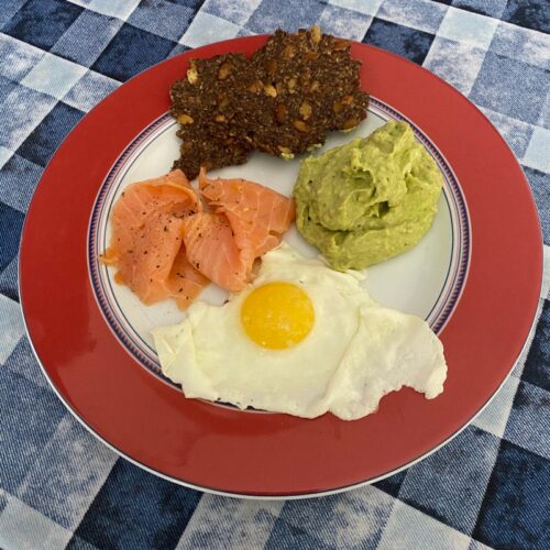 Uovo con crema di avocado salmone e crackers