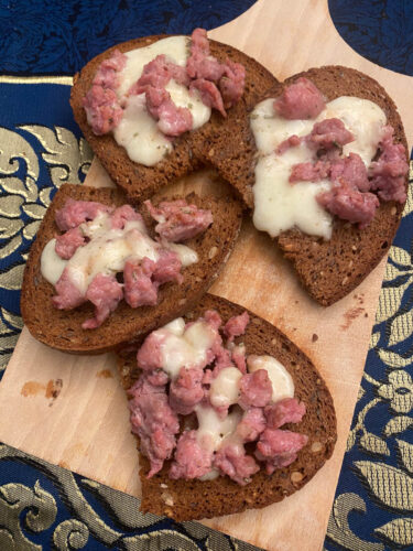 Crostini con salsiccia e mozzarella