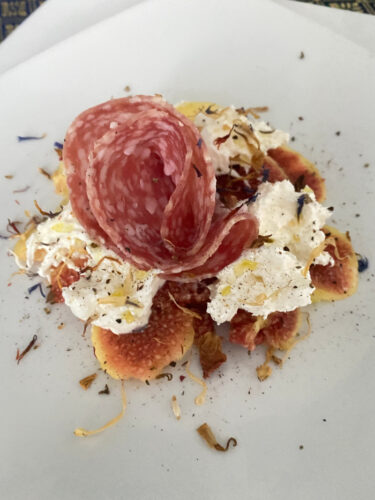 Carpaccio di fichi con stracciatella e salame