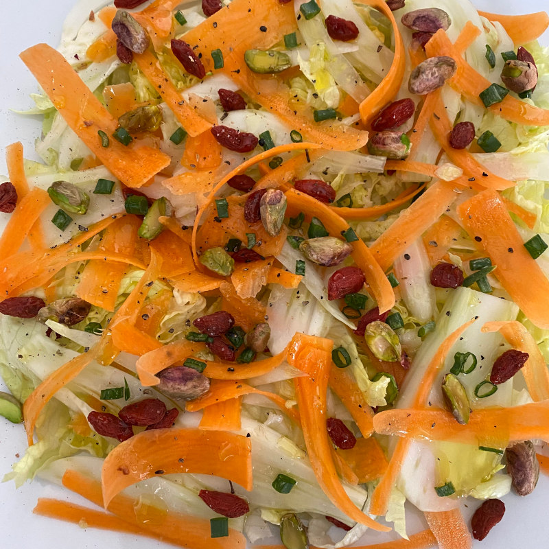 Insalata finocchio carota pistacchi e bacche di goji