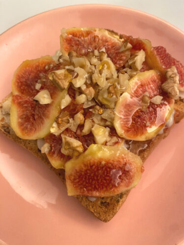 Toast con fichi noci miele e gorgonzola