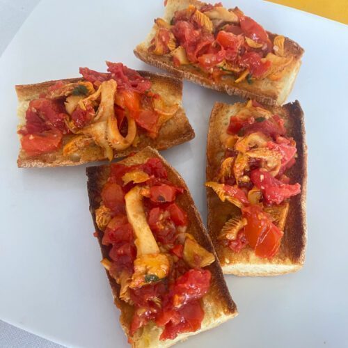 Bruschetta con funghi galletti e pomodori