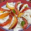 Caprese di mozzarella pomodoro pesca ed erbe aromatiche