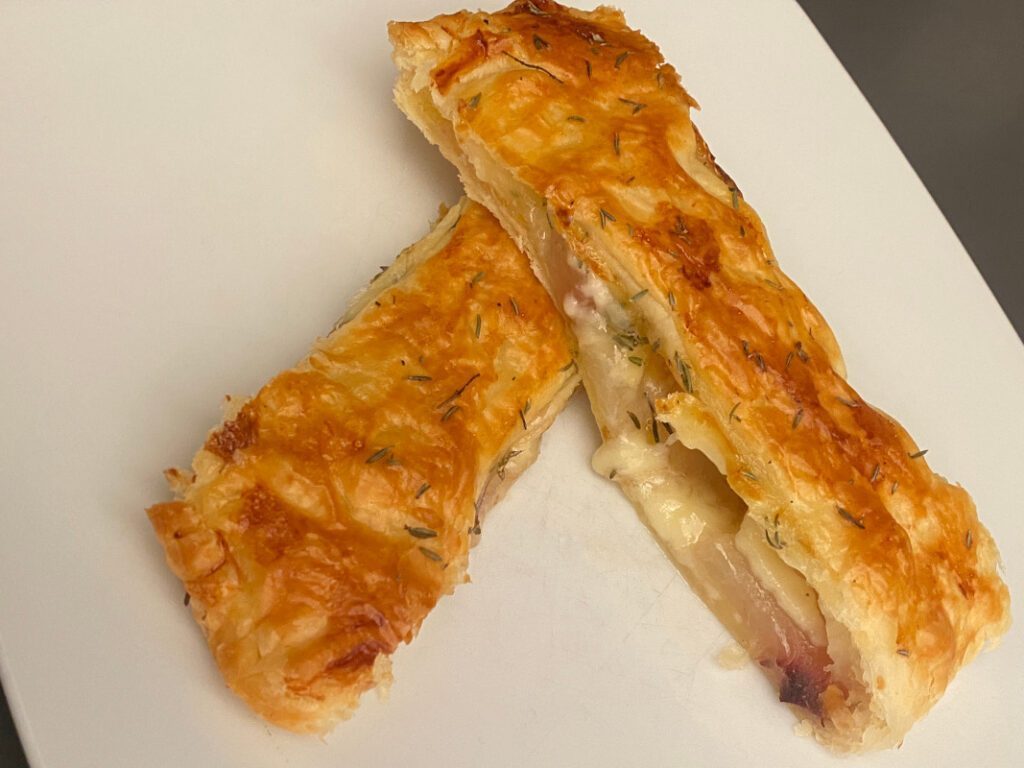 Mezzaluna con pesche brie e miele