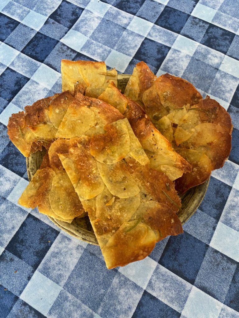 Schiacciata di patate al rosmarino e cipolla egiziana