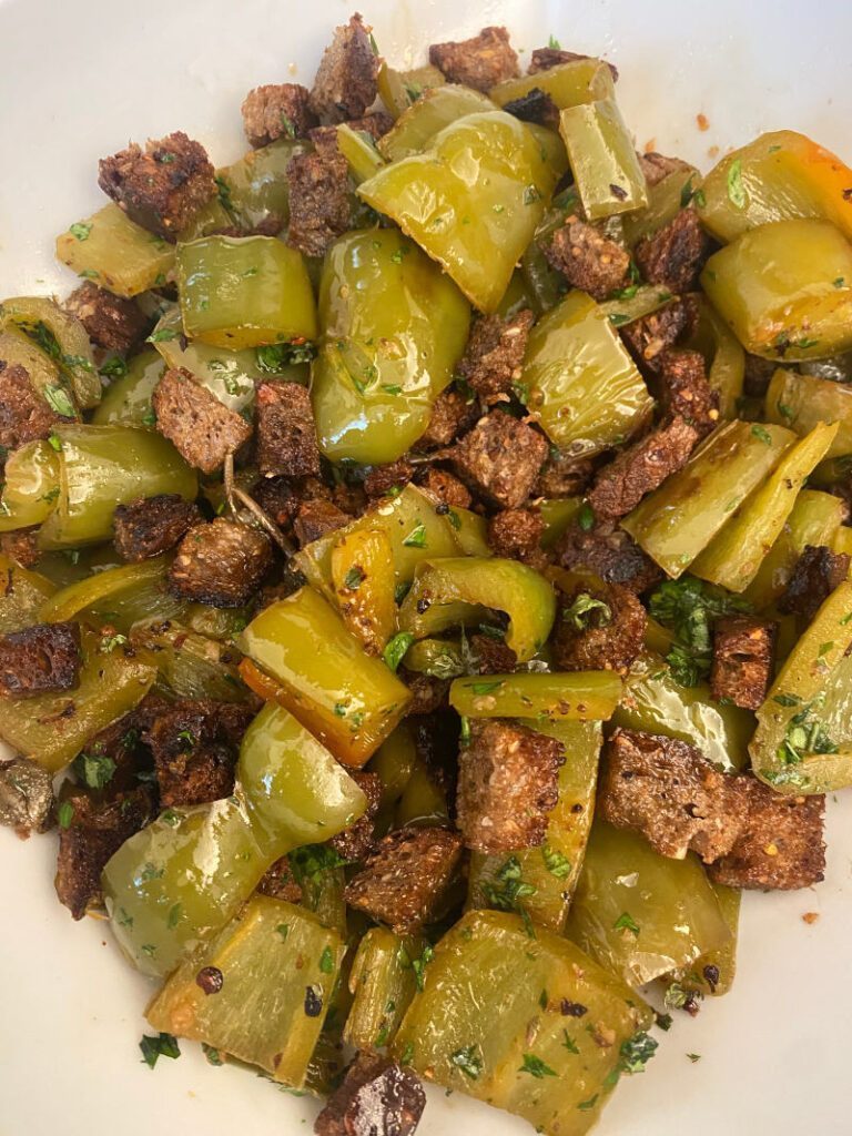 Peperoni in agrodolce con capperi e pane nero