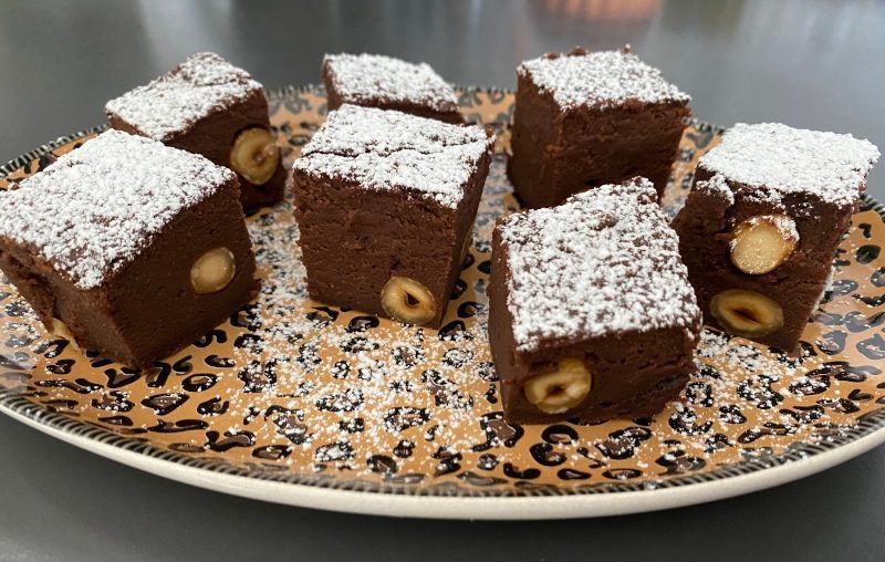 Quadrotti di ricotta cioccolato al rum e nocciole