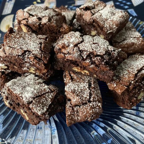 Brownies al cioccolato aromatizzato al rum e noci pecan