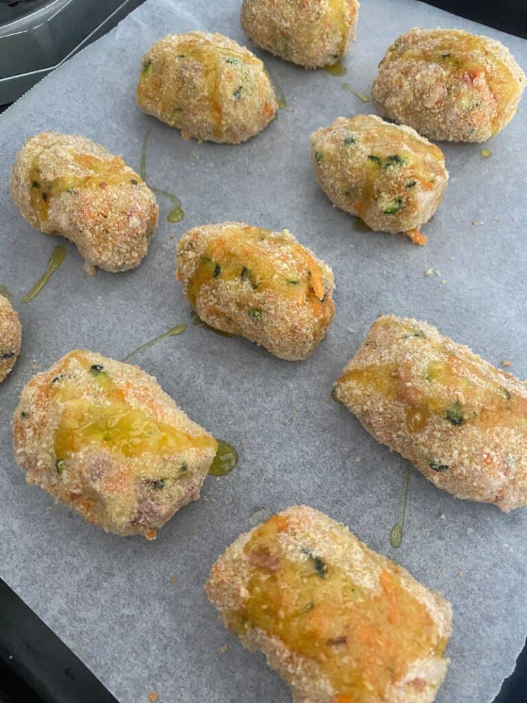 Crocchette di verdure e prosciutto al forno in preparazione