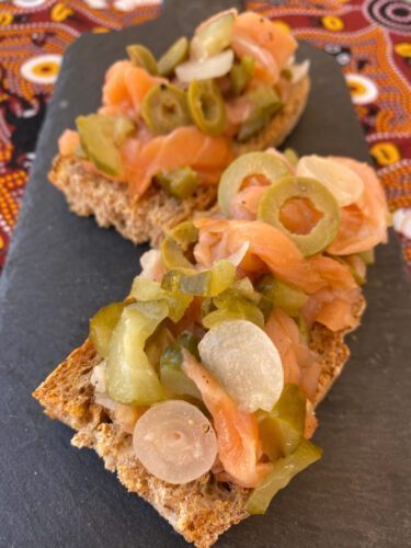 Crostini integrali con insalata nordica