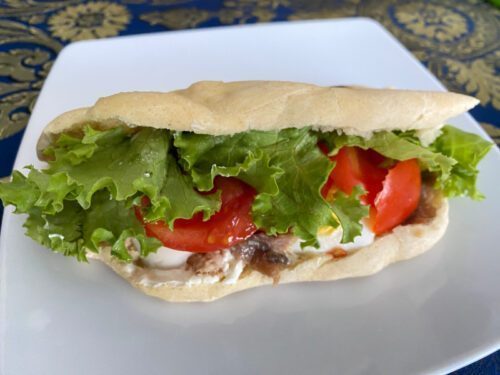 Pane arabo con tonno acciughe e uovo sodo