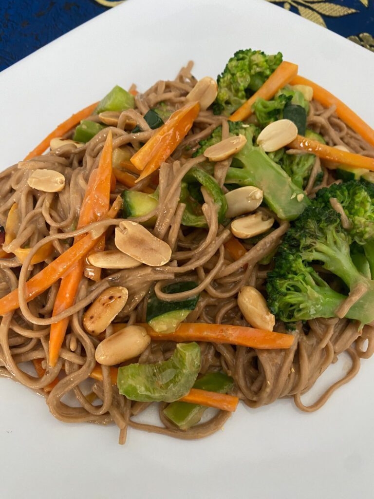 Soba noodles arachidi e verdure