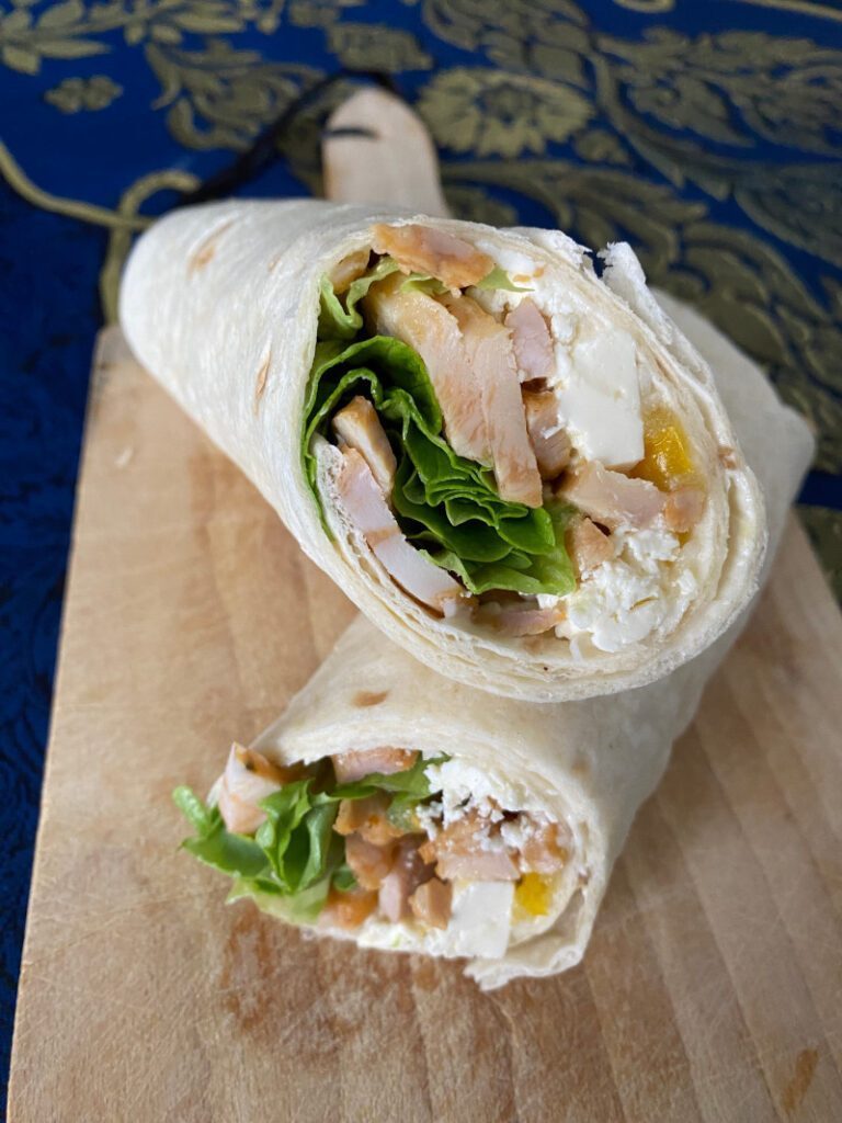 Tortilla wrap con pollo feta e salsa al tartufo