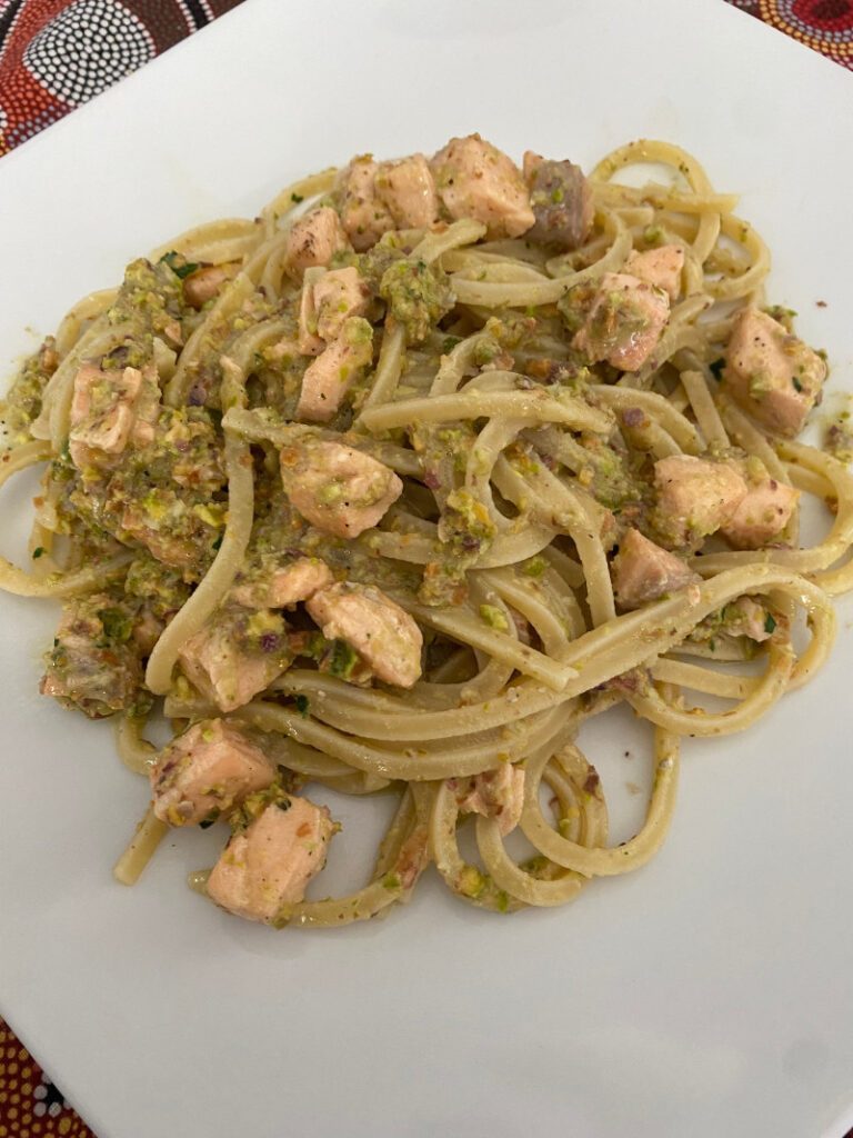 Trighetti con salmone e pesto di pistacchi