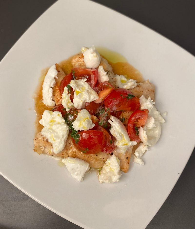 Filetti di pollo con pomodori basilico e mozzarella