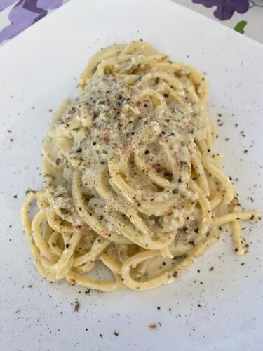 Trighetti al limone mandorle e basilico