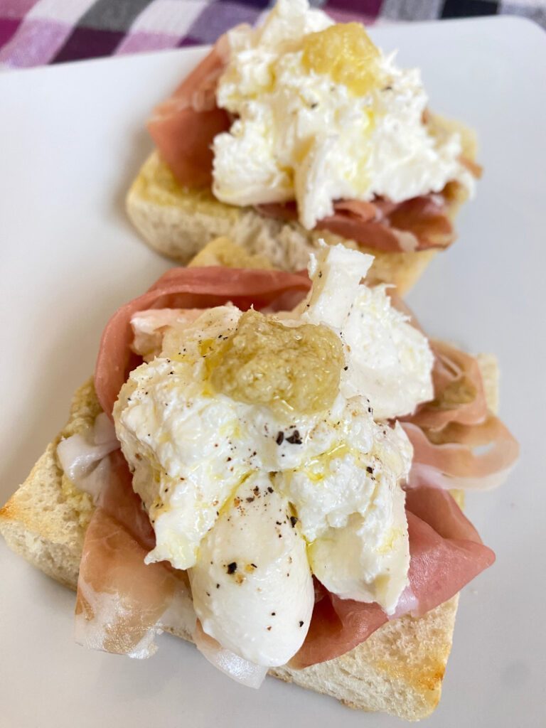 Bruschette paté di carciofi crudo e burrata