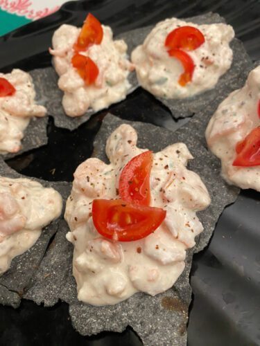 Sfoglie di guttiau nero con gamberetti panna acida e tofu