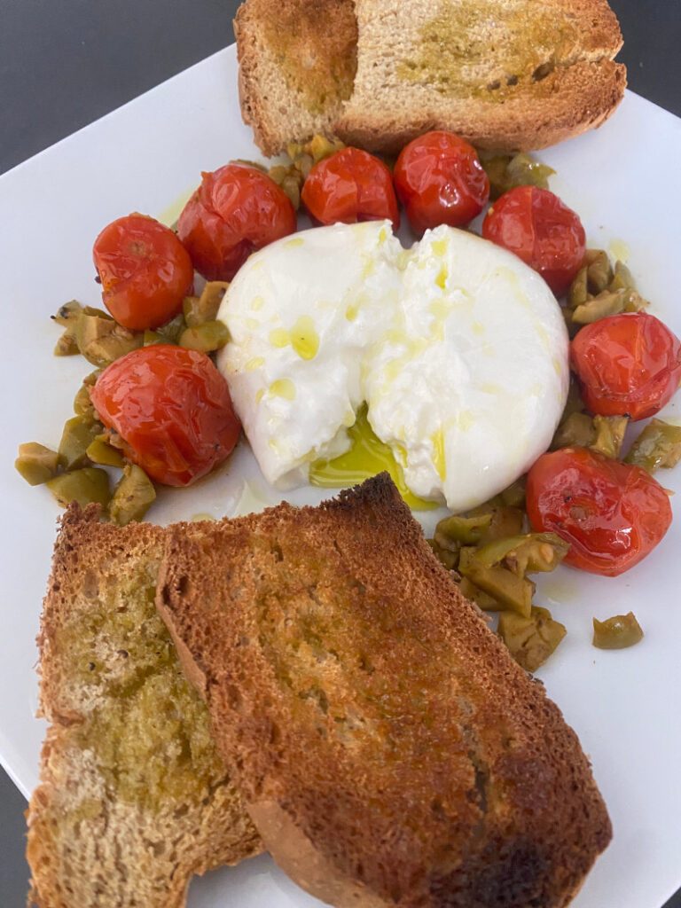 Pomodorini arrostiti con olive e burrata