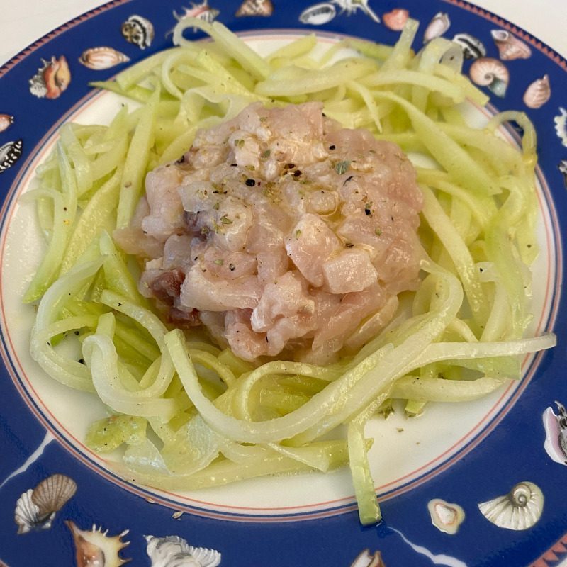 Tartare di spada al profumo di vaniglia e pompelmo con chayote